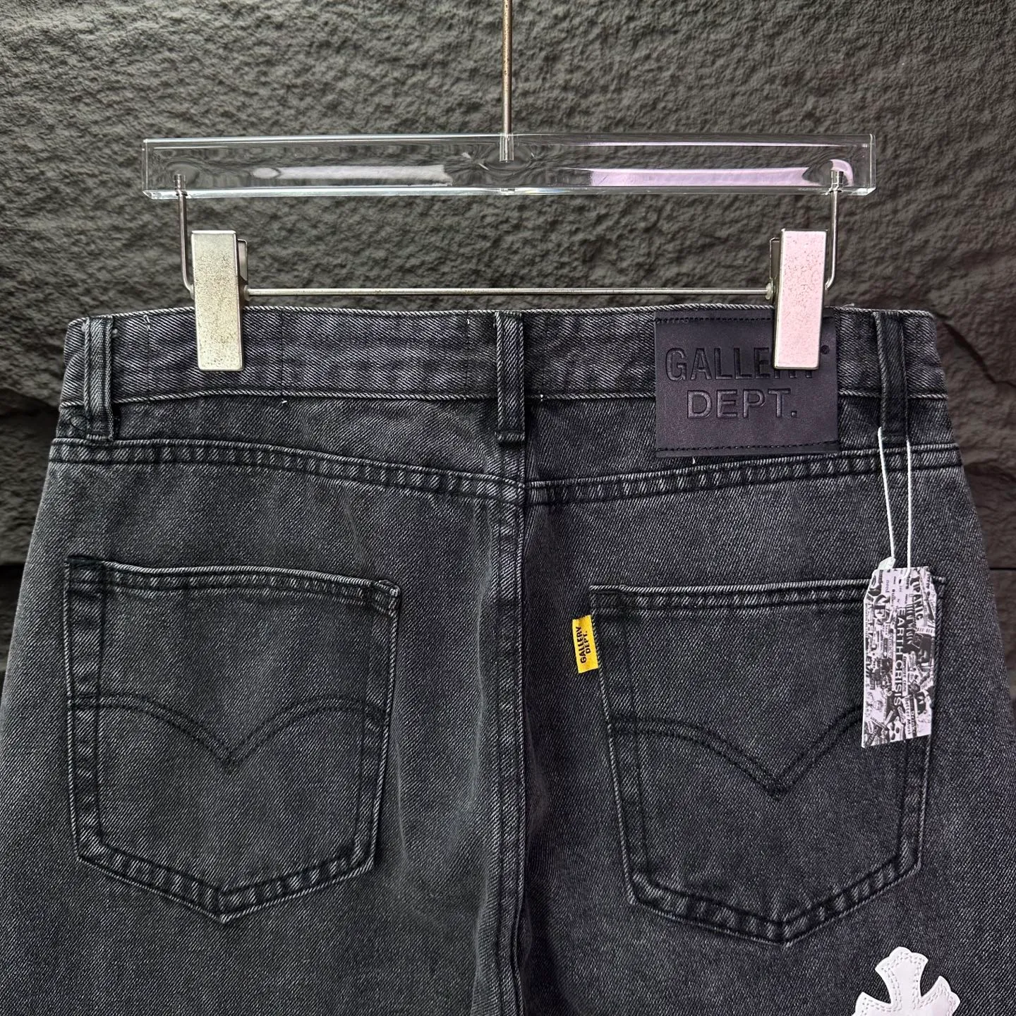 P240 GALLERY DEPT. & Croixin co-branded 2025 new spliced ​​white cross patch leather couple's bootcut jeans 🔥High version🔥High version🔥 Top ceiling quality Styles with different washed textures are very friendly to people with thin legs and thick legs. The bootcut version is very flattering. Moderate length that never goes out of style, easy to match with casually, basic styling for various styles, a must-have in the wardrobe! The fabric is stiff but also makes the upper body soft without losing texture. The washing process is even more perfect. It is a must-have item for everyone! ! ! Washed wheat, hang tag, pants label, three complete labels, color: black, size: 28, 30, 32, 34, 36 (five sizes)